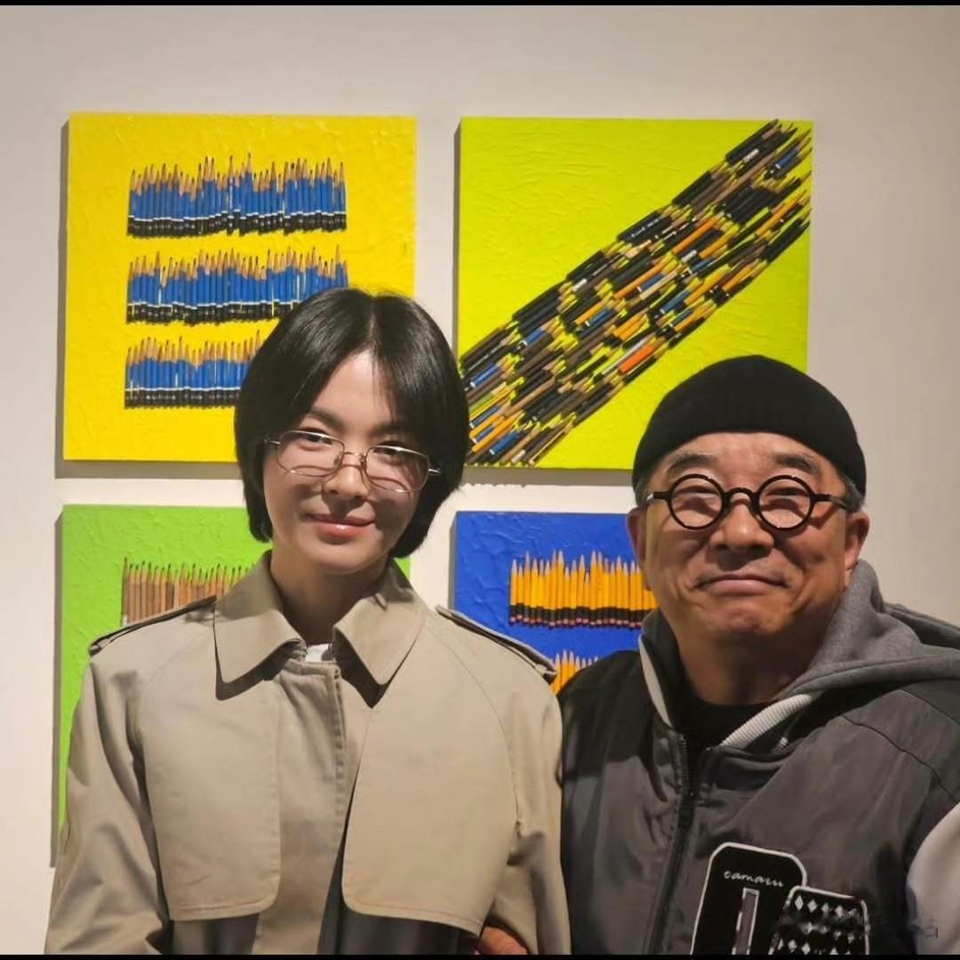 45岁宋慧乔看画展，素颜脸肿起褶，留四边齐短发，网友：老了20岁 ?