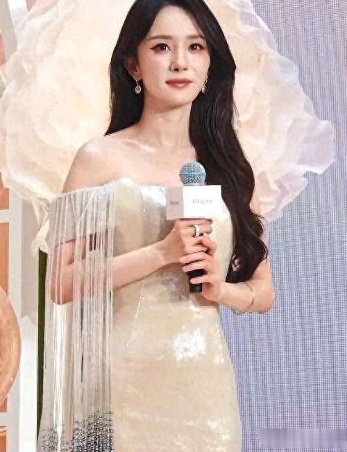 谁看了不迷糊？杨幂错位头纱封神，踩裙摆一秒稳住有多绝？