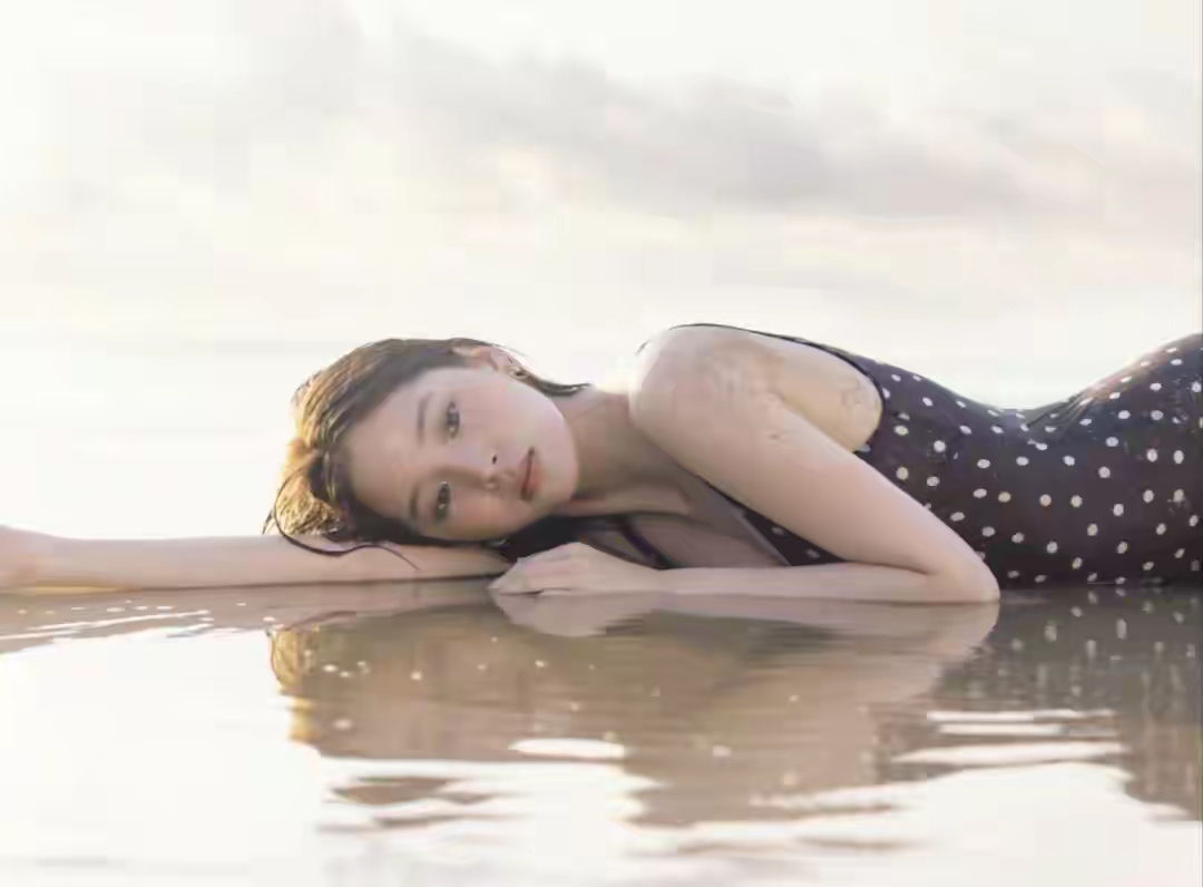 欧阳娜娜 海边泳衣写真，白嫩温润好身材