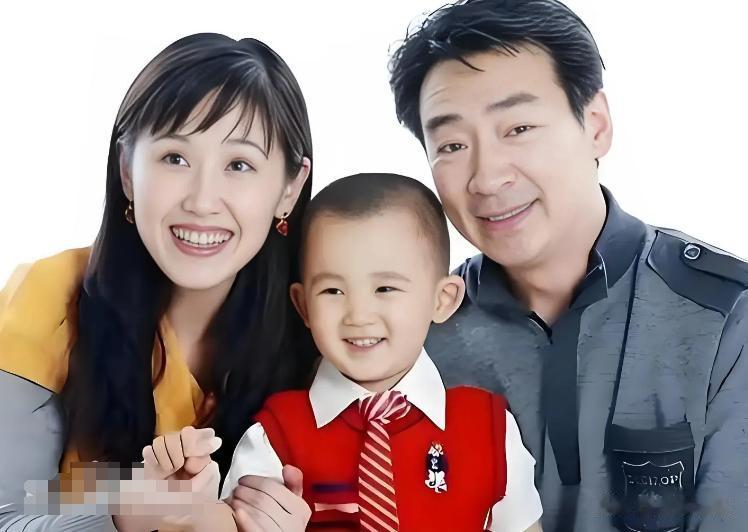 落地的凤凰不如鸡，明星沦落摆摊还债 穷到只剩100万，体面全丢了