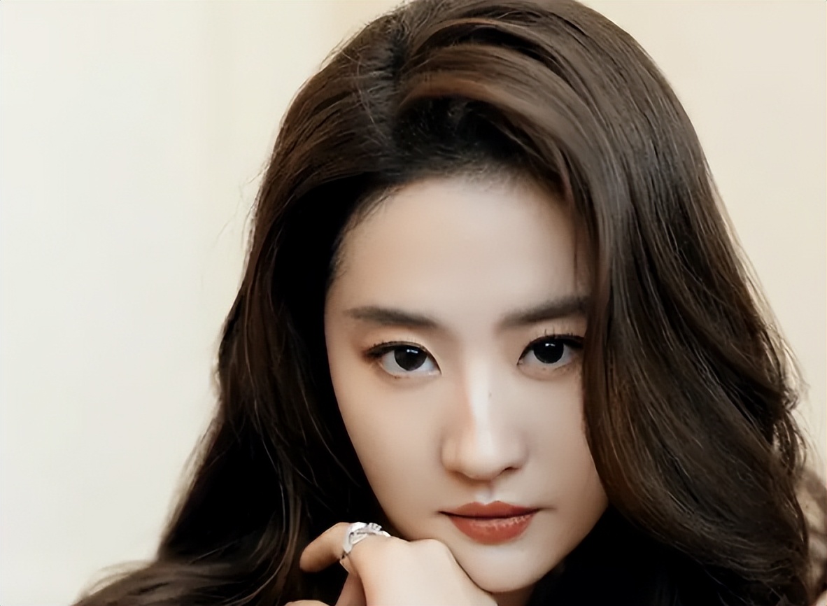 表面是仙女,背地里却是“老烟枪”的女星,真是让人意外