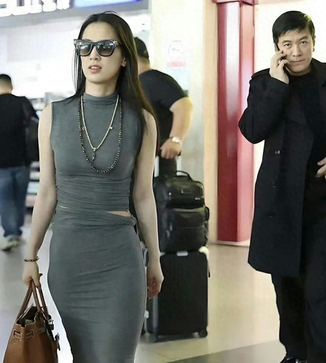 黄圣依早期机场路透，潮酷穿搭气场拉满，一出场就成全场焦点～ ???