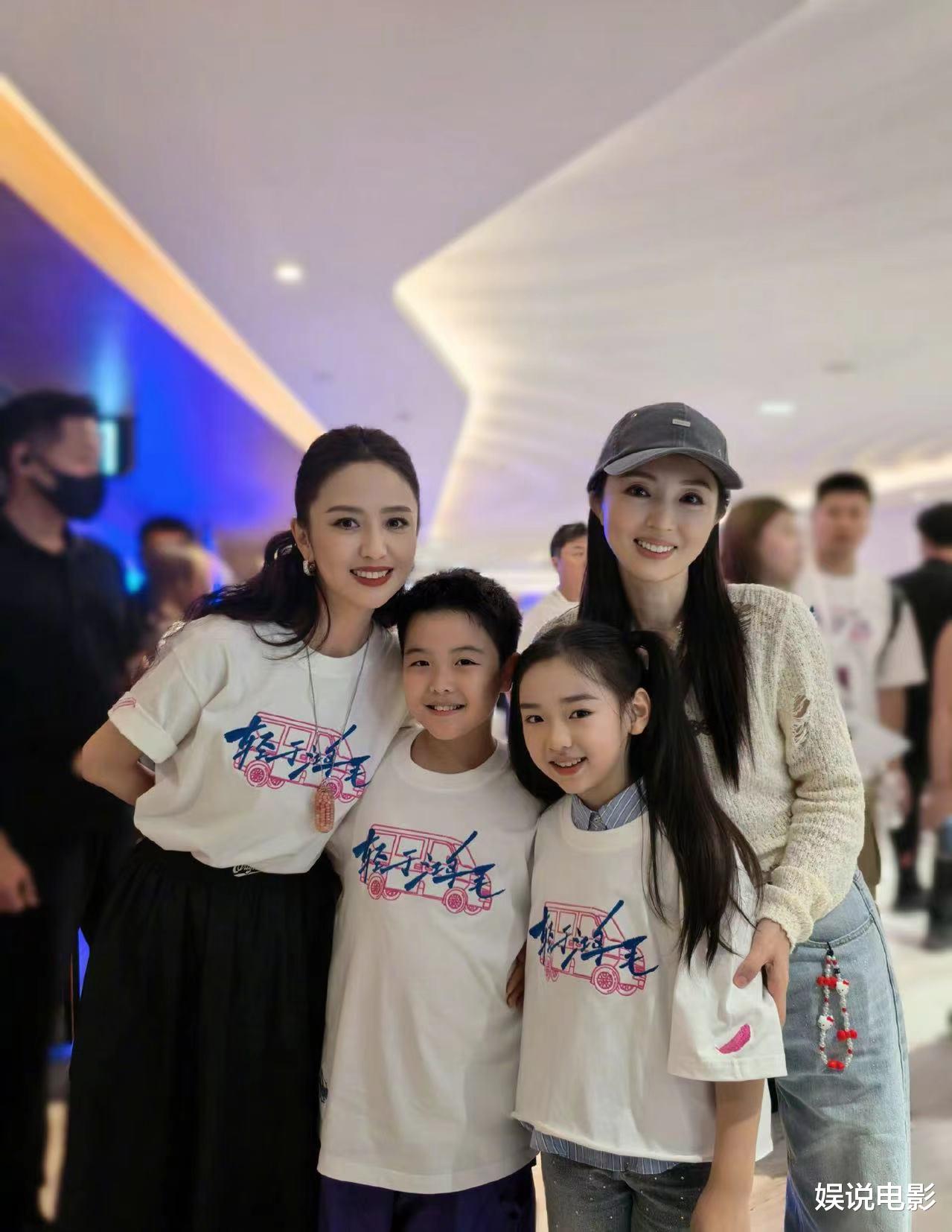 佟丽娅董璇带小酒窝朵朵在三亚过年,孩子两小无猜,玩得不亦乐乎