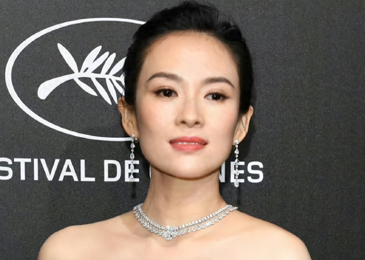 章子怡迎来资源降级？脸型大变连上热搜，拿敬业挽尊再被打脸！