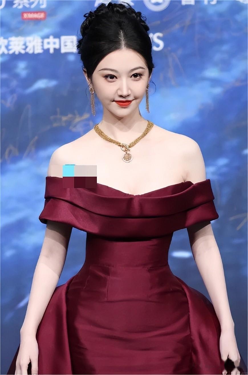 还得是老艺人敢穿，姚晨李冰冰深v较劲，却被保守的惠英红抢风头