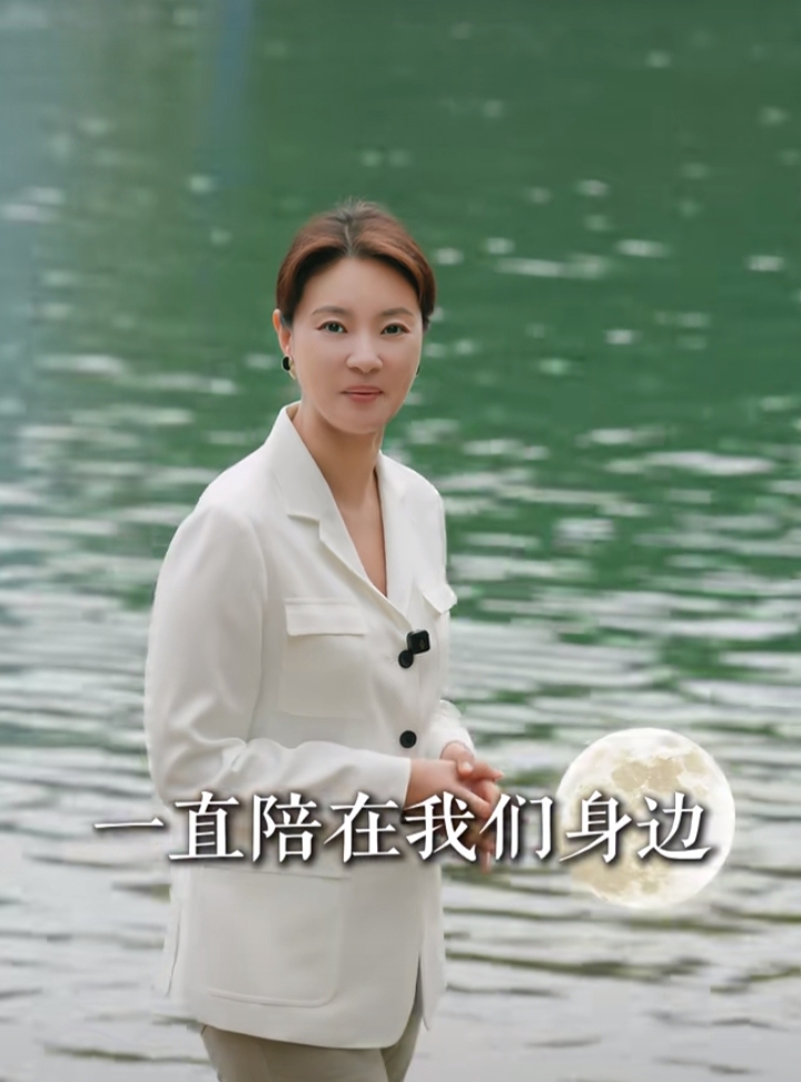 刘芳菲阳朔清明出镜，白西装配低马尾，知性又优雅