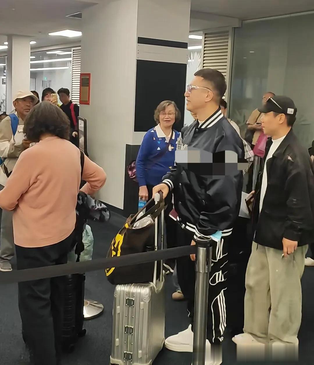 孙红雷从新西兰坐飞机回国被偶遇，留着寸头，鼻子看起来好大！