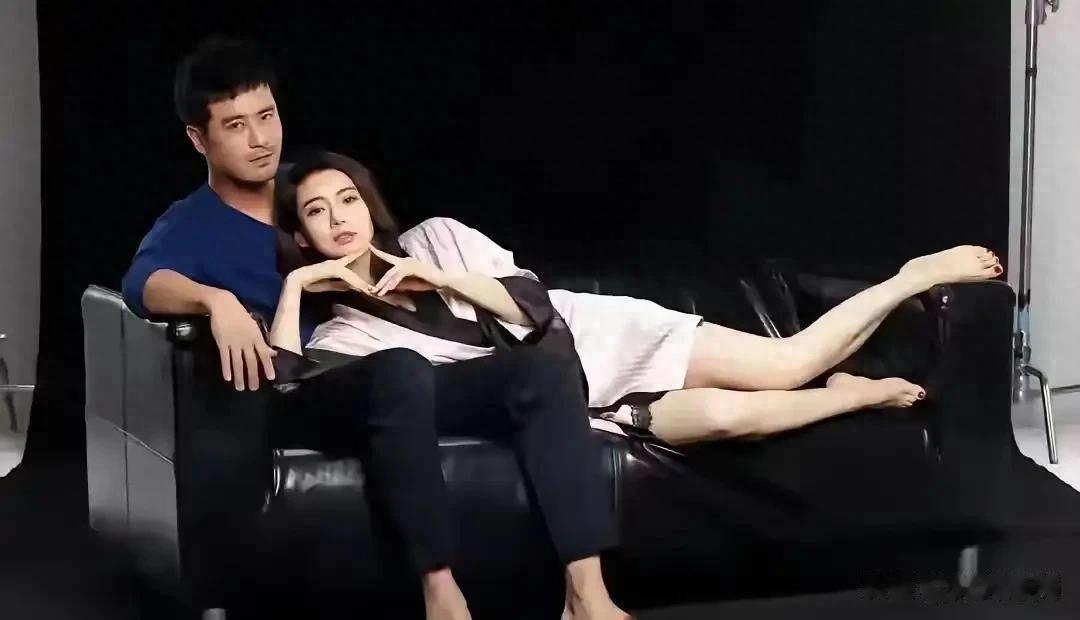 戚薇和陈亦飞亲密写真照，戚薇腿真白啊！