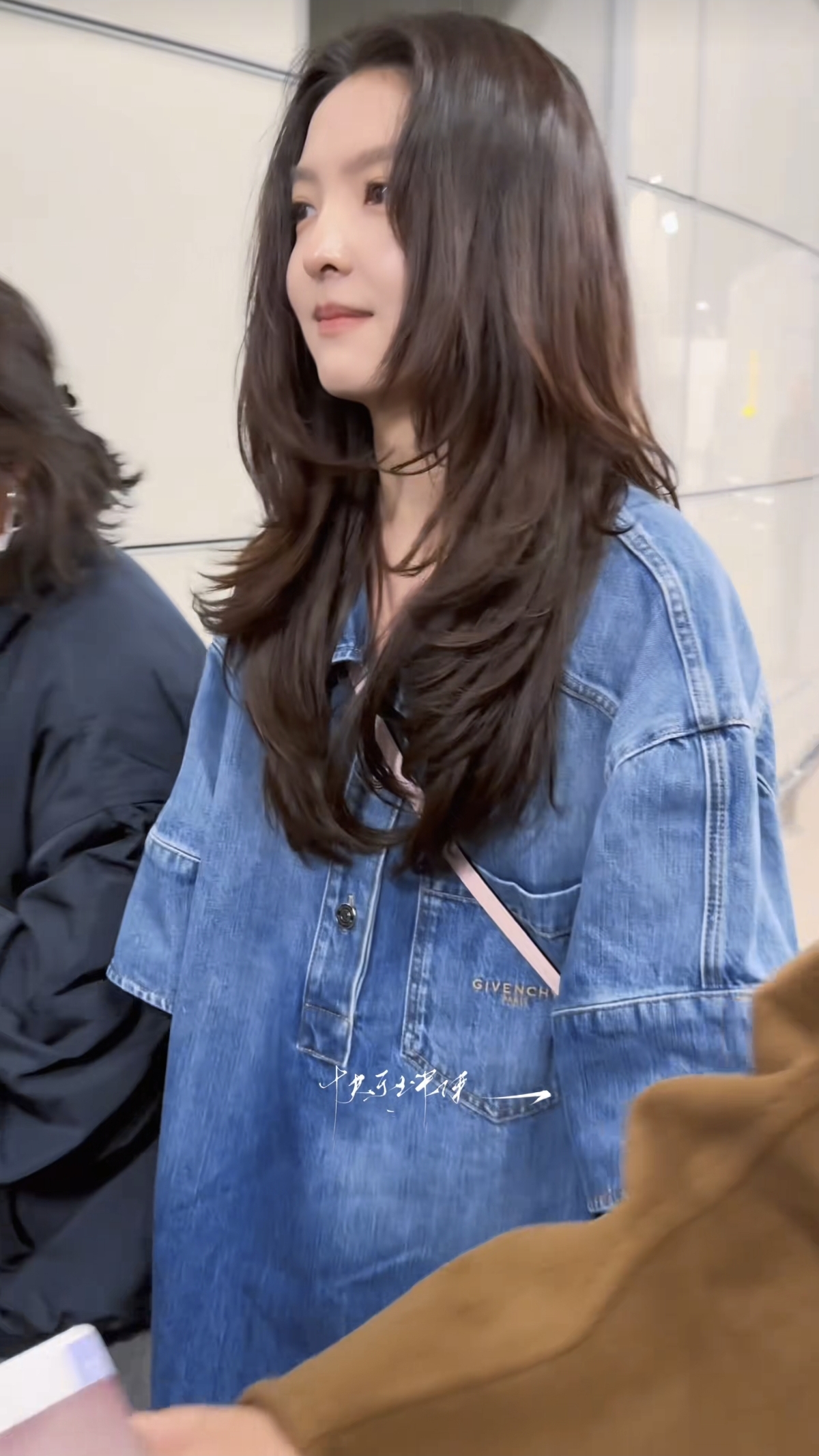 淡妆超美！章若楠现身机场，牛仔短裙配大波浪，大美女状态好好呀