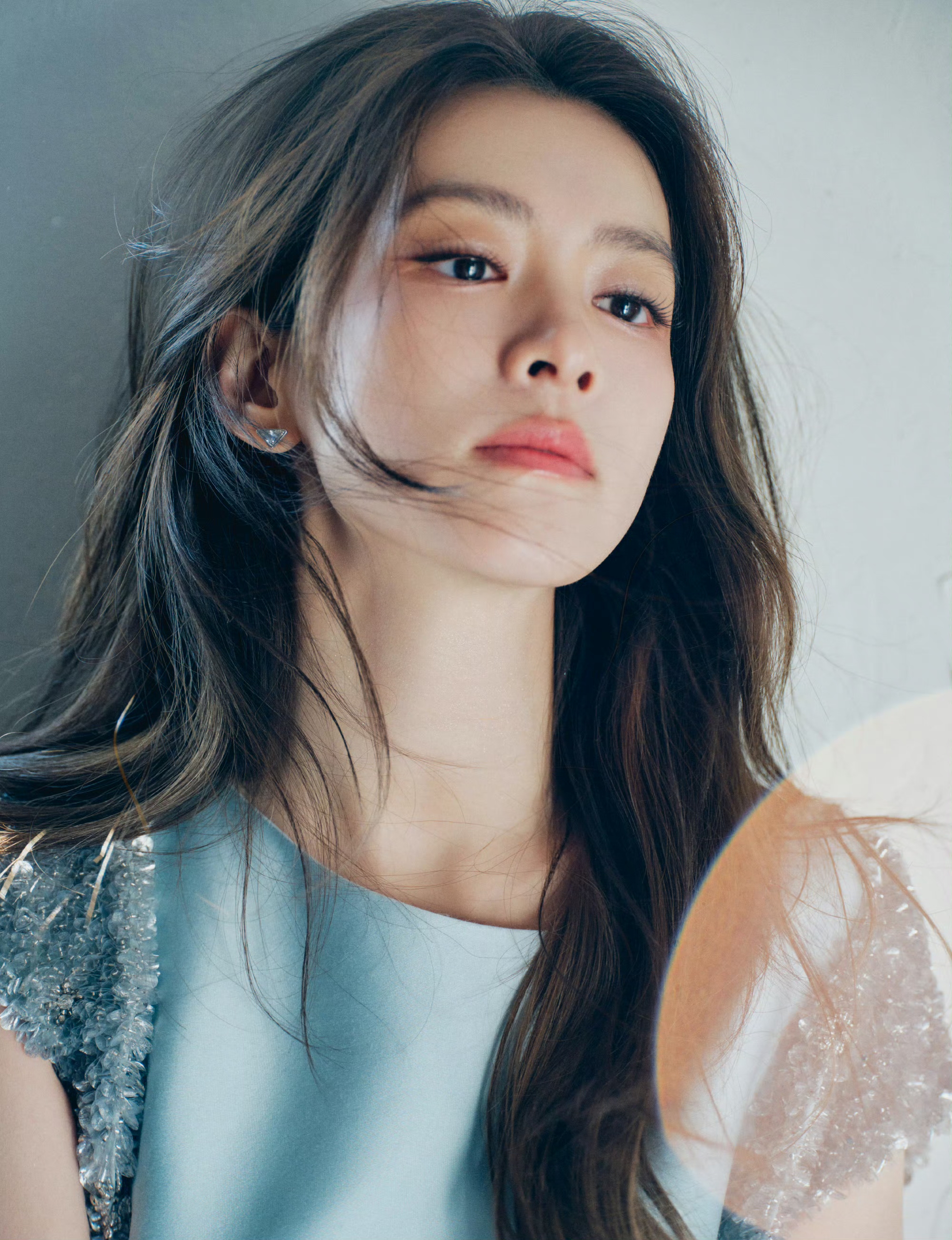 陈昊宇浅蓝色连衣裙