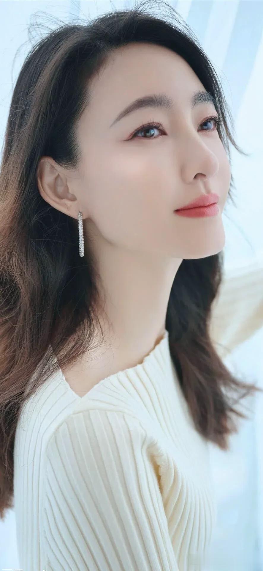 王丽坤写真鉴赏｜素白裙装，藏着最动人的气质。