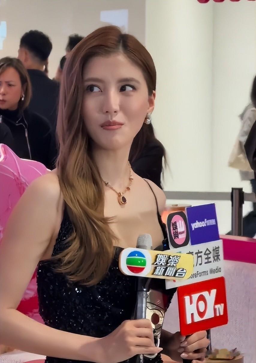 吴千语的身材太瘦了，肩膀的骨头都凸起来了，反而不如以前好看