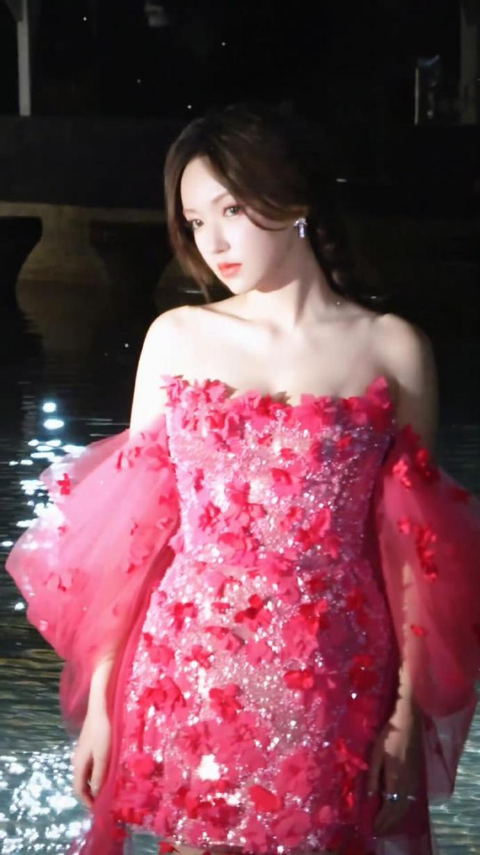 程潇的身材也太光滑了吧!天生丽质,不需要多余的装饰。