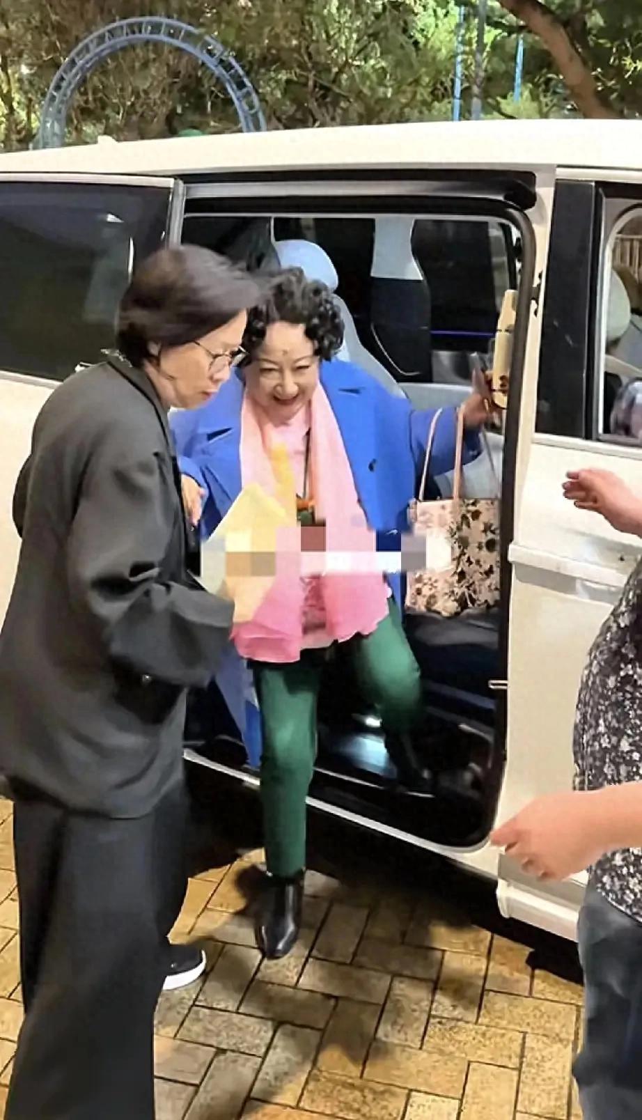薛家燕腿又细又短,肚子好大,老态龙钟,小17岁男朋友怎么看上她