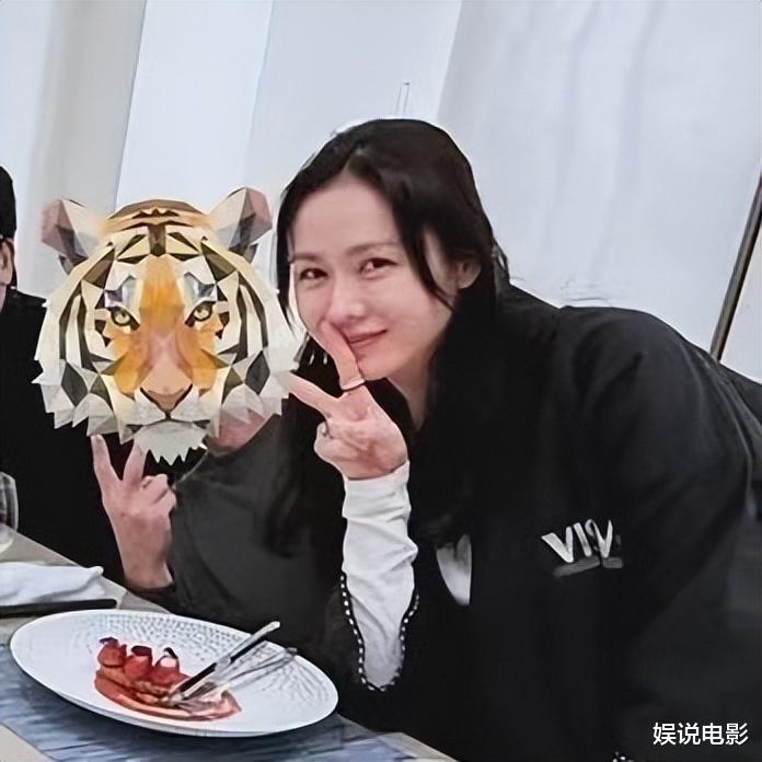 三岁半小甜豆可以给爸爸妈妈拍照，孙艺珍笑容灿烂对儿子大加赞赏