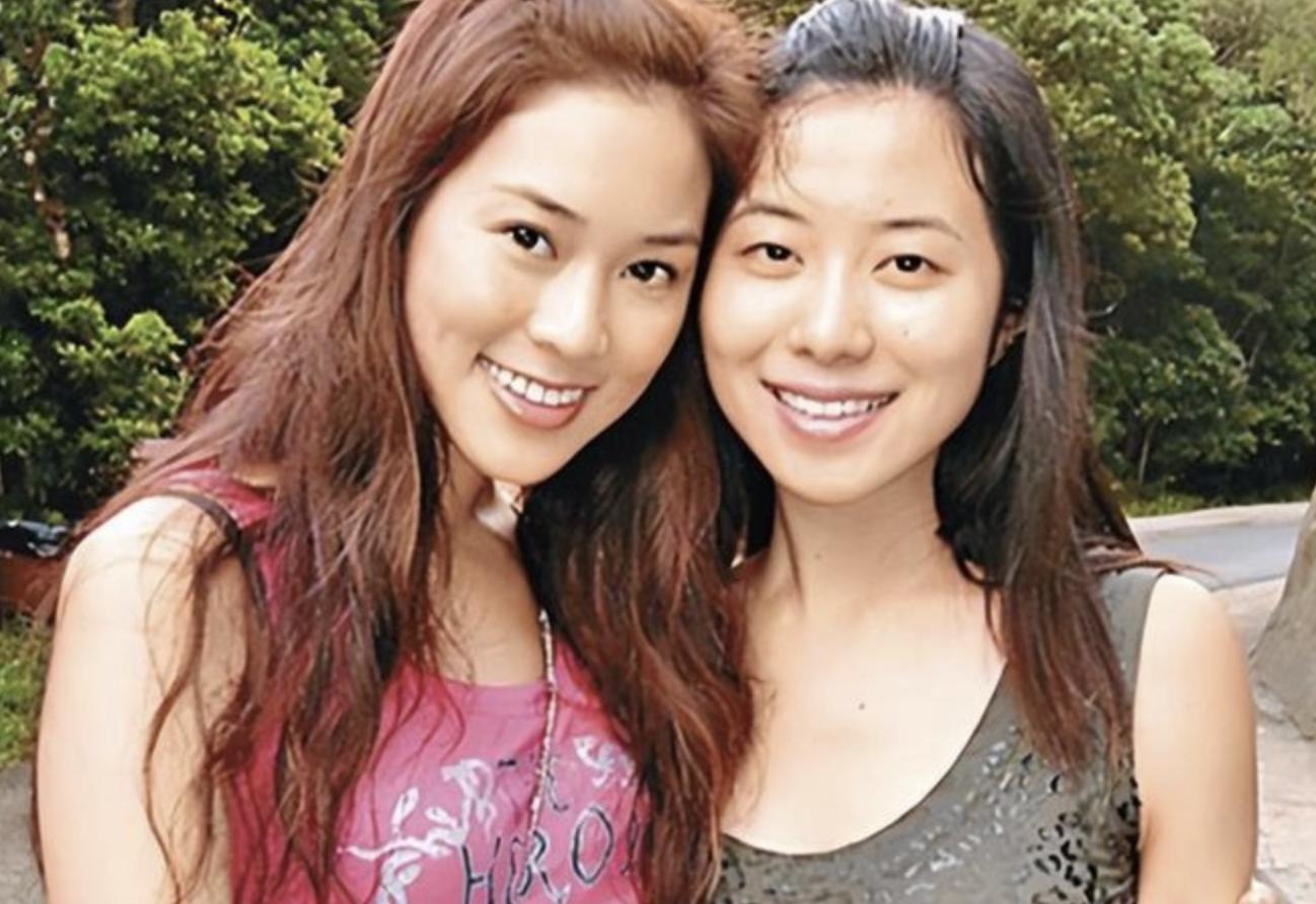 徐子淇办艺术展妹妹罕见现身，姐妹同场没合照，徐子欣低调不上镜