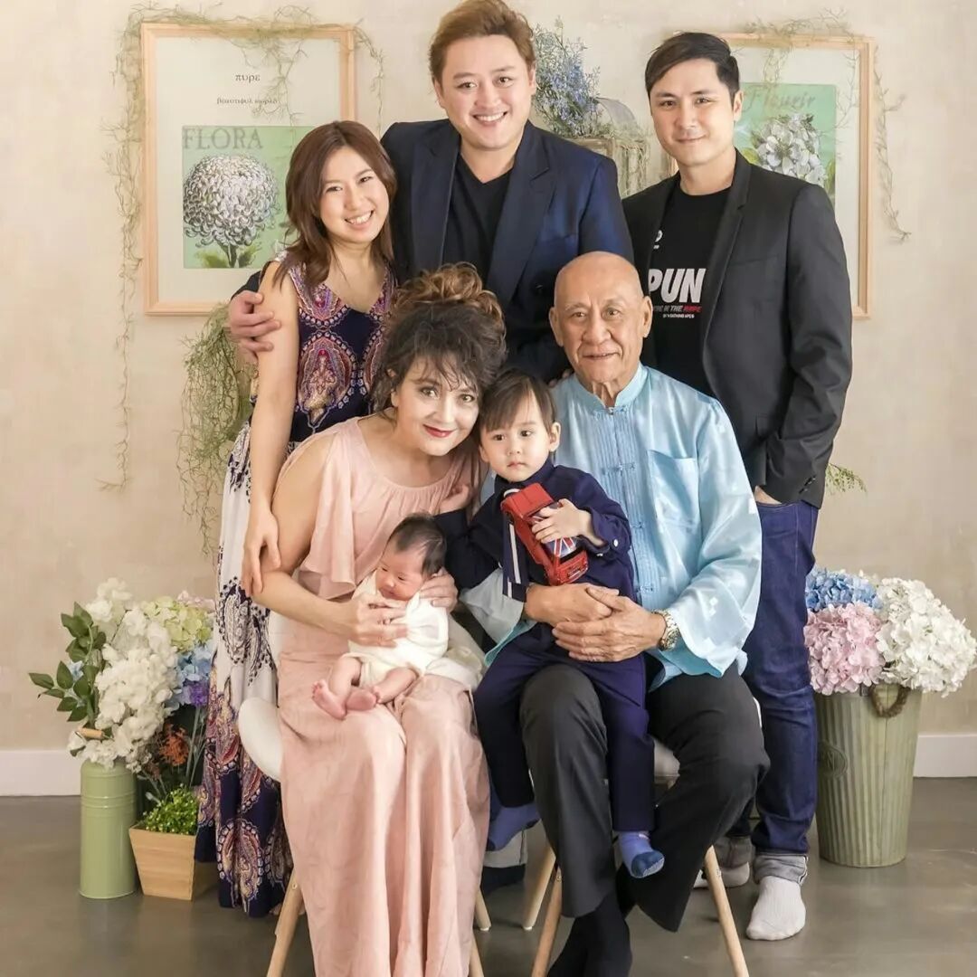 一路走好！香港资深艺人离世，前夫是TVB老戏骨，黄霑鼓励入行