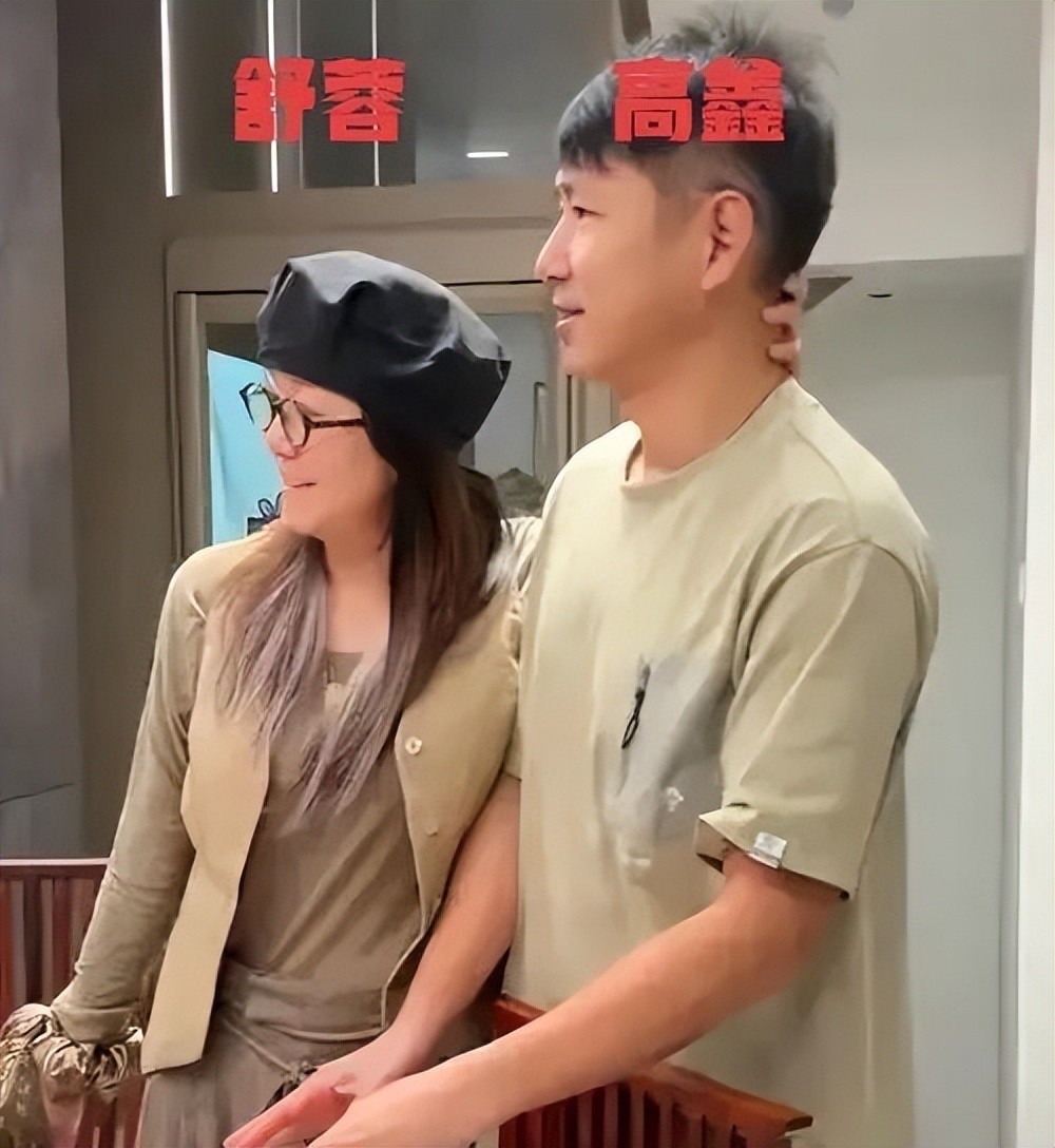 她带着三个儿子嫁大明星，恩爱40年不被继女待见 百年后露出真面目