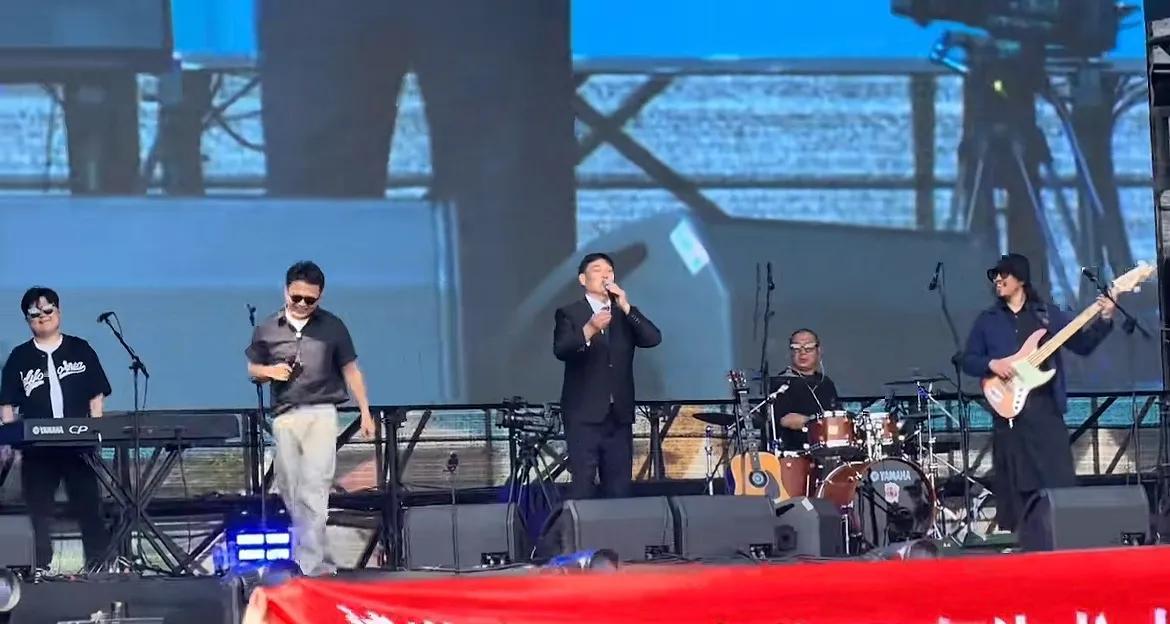 这很摇滚！大衣哥参加新青年音乐节，与贰佰合作《玫瑰》，太燃了