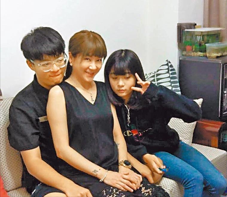 袁惟仁设灵太唏嘘！女儿化大浓妆，儿子灵堂合影微笑比剪刀手