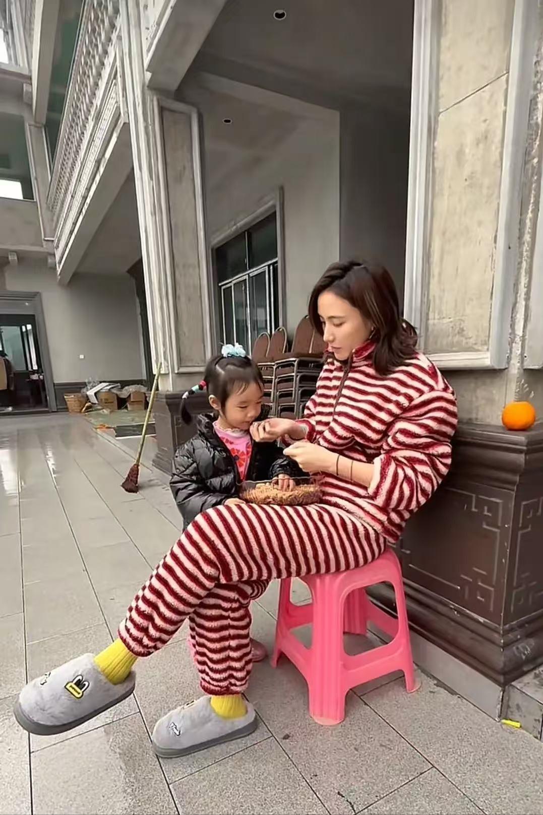 李亚鹏父女云南团聚!海哈金喜母女去他民宿度假,不复婚也很亲!