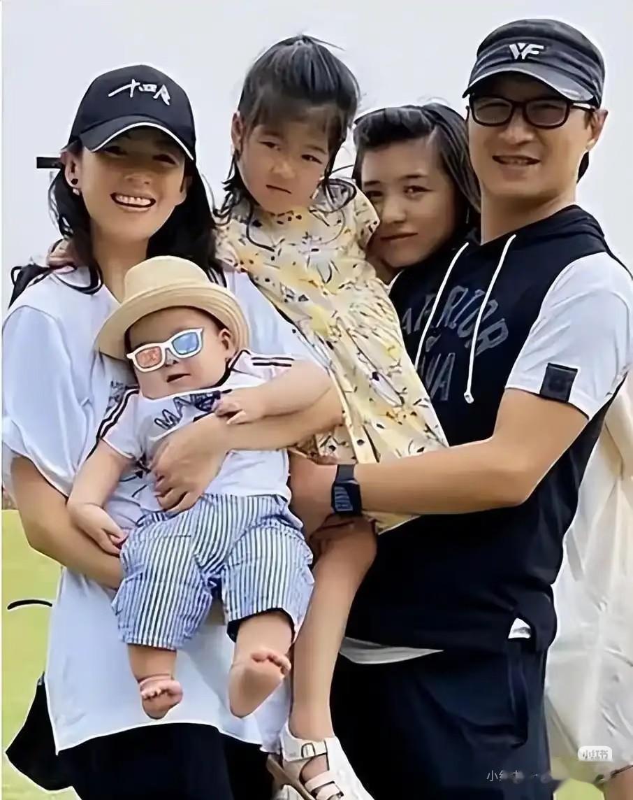 章子怡现身晚会气质100分，给人腾位置超有礼貌 ！眼神温和了很多