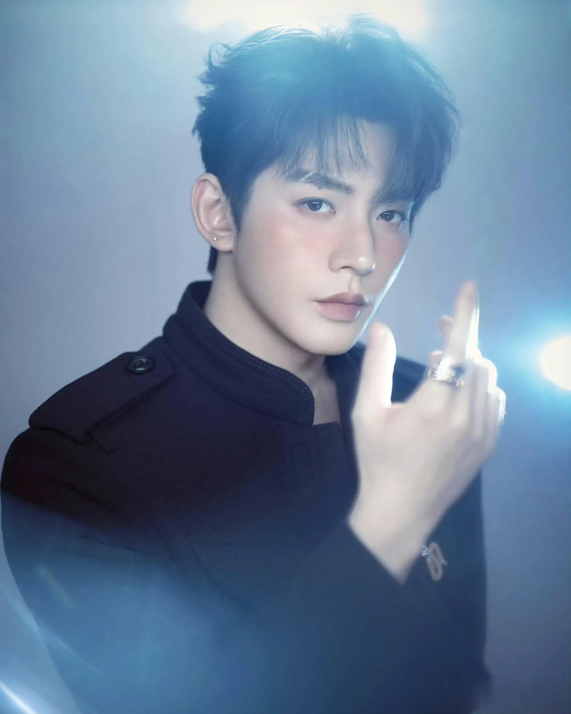 微博之夜出图：辛芷蕾高定加持卢昱晓神女造型，看得出大家都很卷