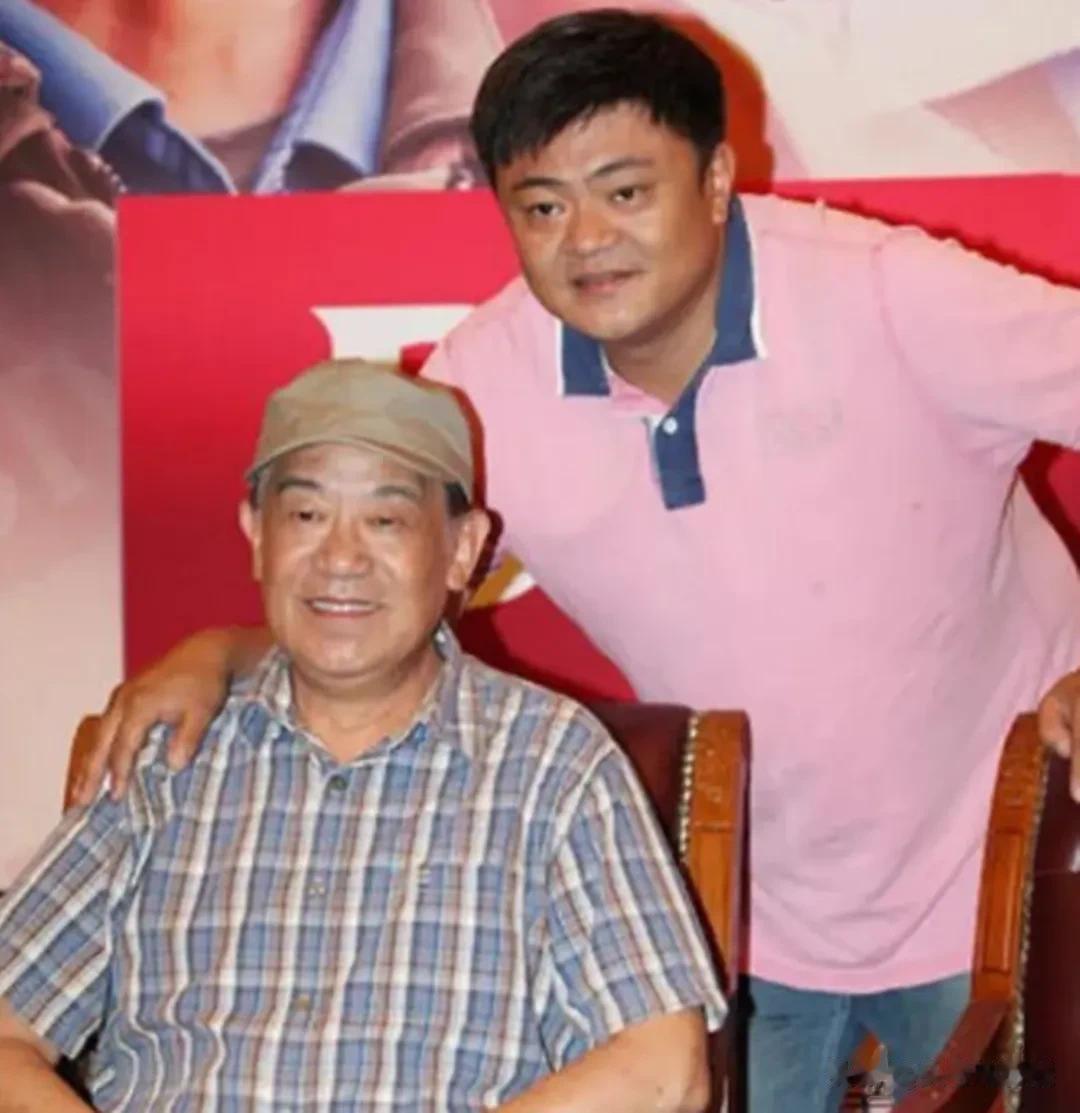 演员高亮去世1周年，妻子发文晒全家近况，网友惦记84岁高明身体