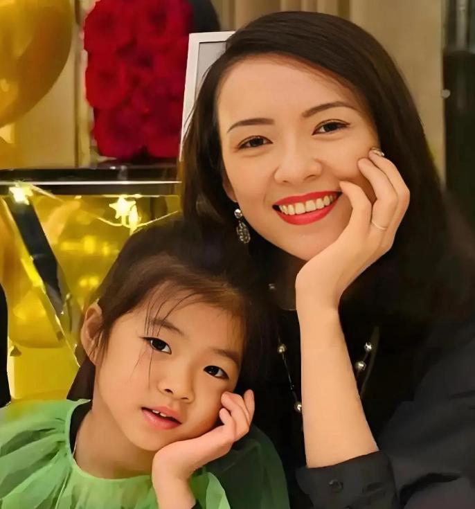 汪峰做梦也没想到，抚养权变更后，女儿醒醒竟成章子怡的“靠山”