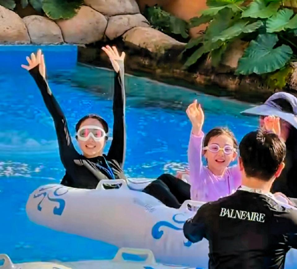 小酒窝牵继父手三亚玩水,张维伊抱她很有分寸,董璇二婚眼光不错