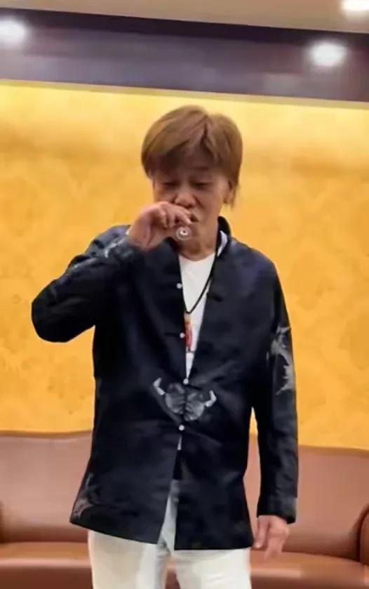 梁小龙生前常显疲态，嘴唇发黑还饮酒，为保持大侠形象一直在拼