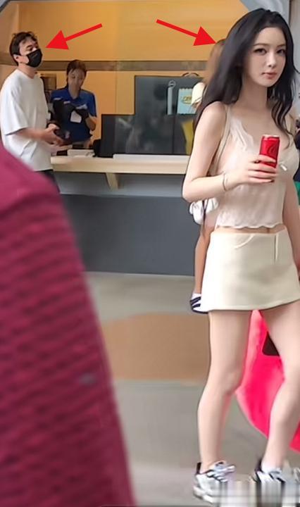 王思聪带女伴逛环球影城，驼背严重脖前倾，懒懒大腿跟小腿一样粗