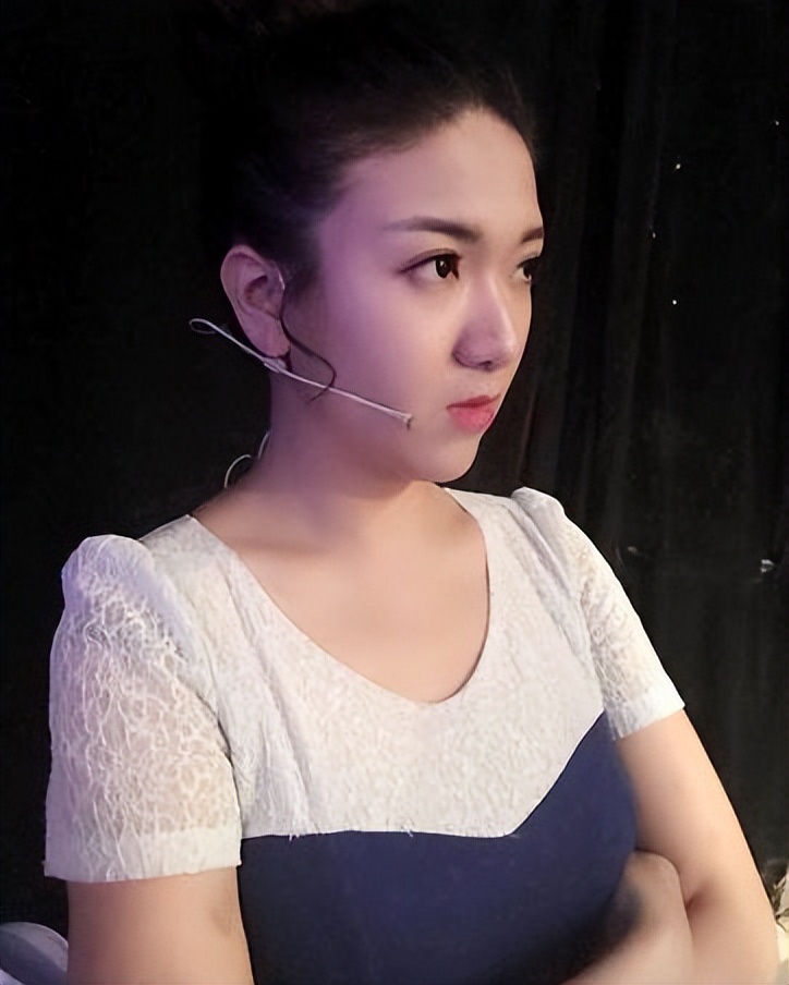 娶小27岁央视美女，快60岁才当爹，如今他衰老明显，娇妻貌美如花