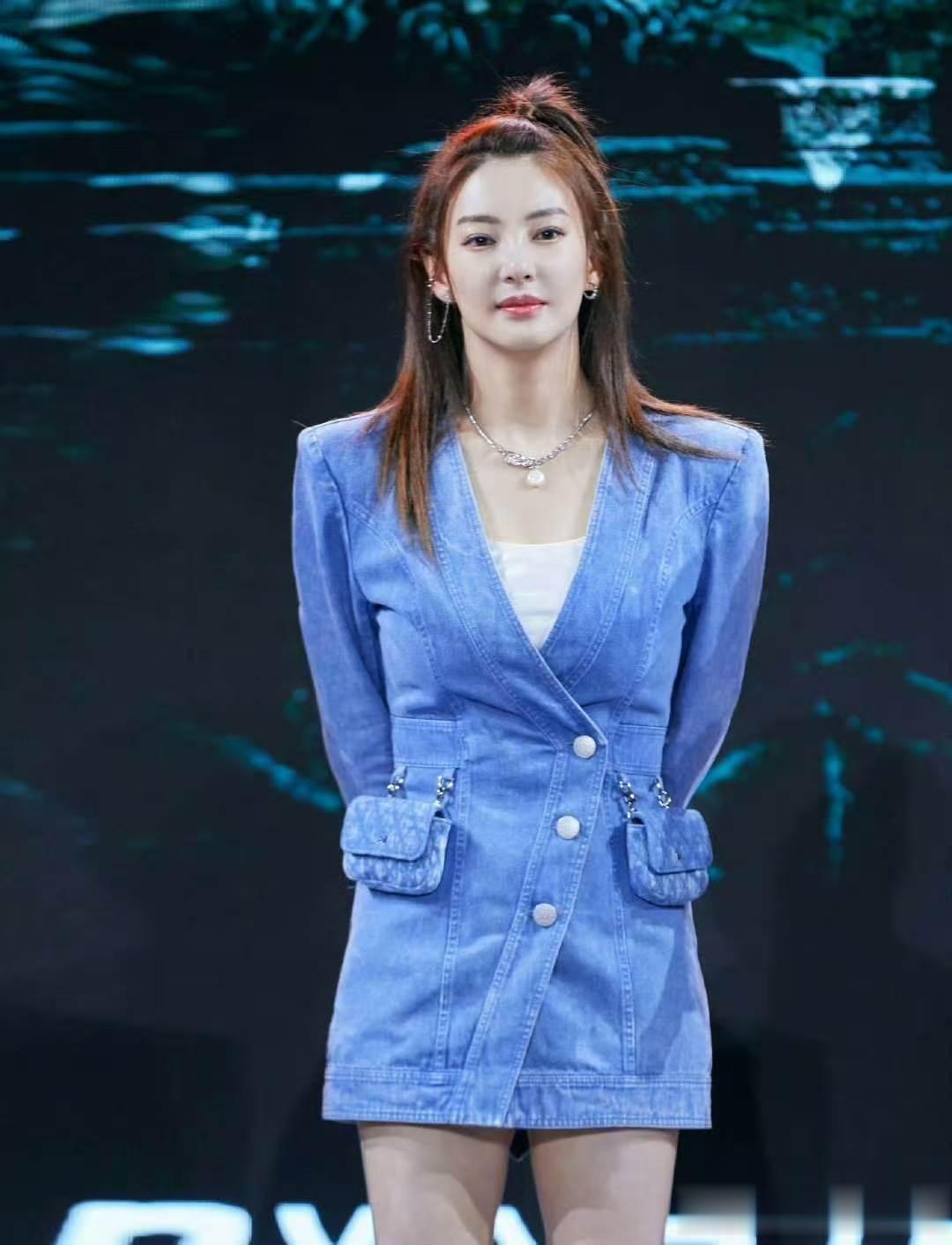 张雨绮绑带高跟鞋