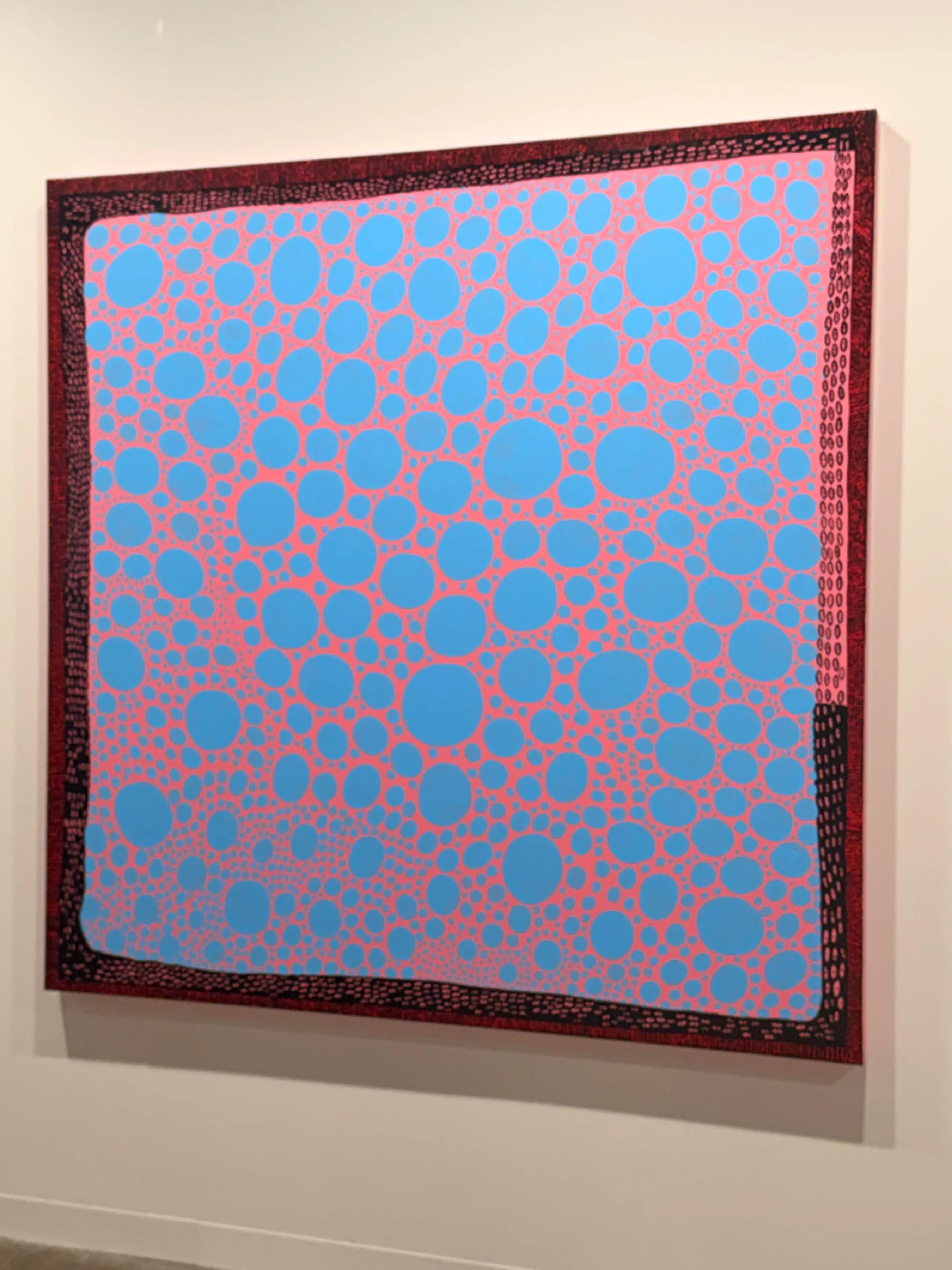 杨采钰在香港看艺术展，她脖子上挂着叉子，她穿了一万五的牛仔裤