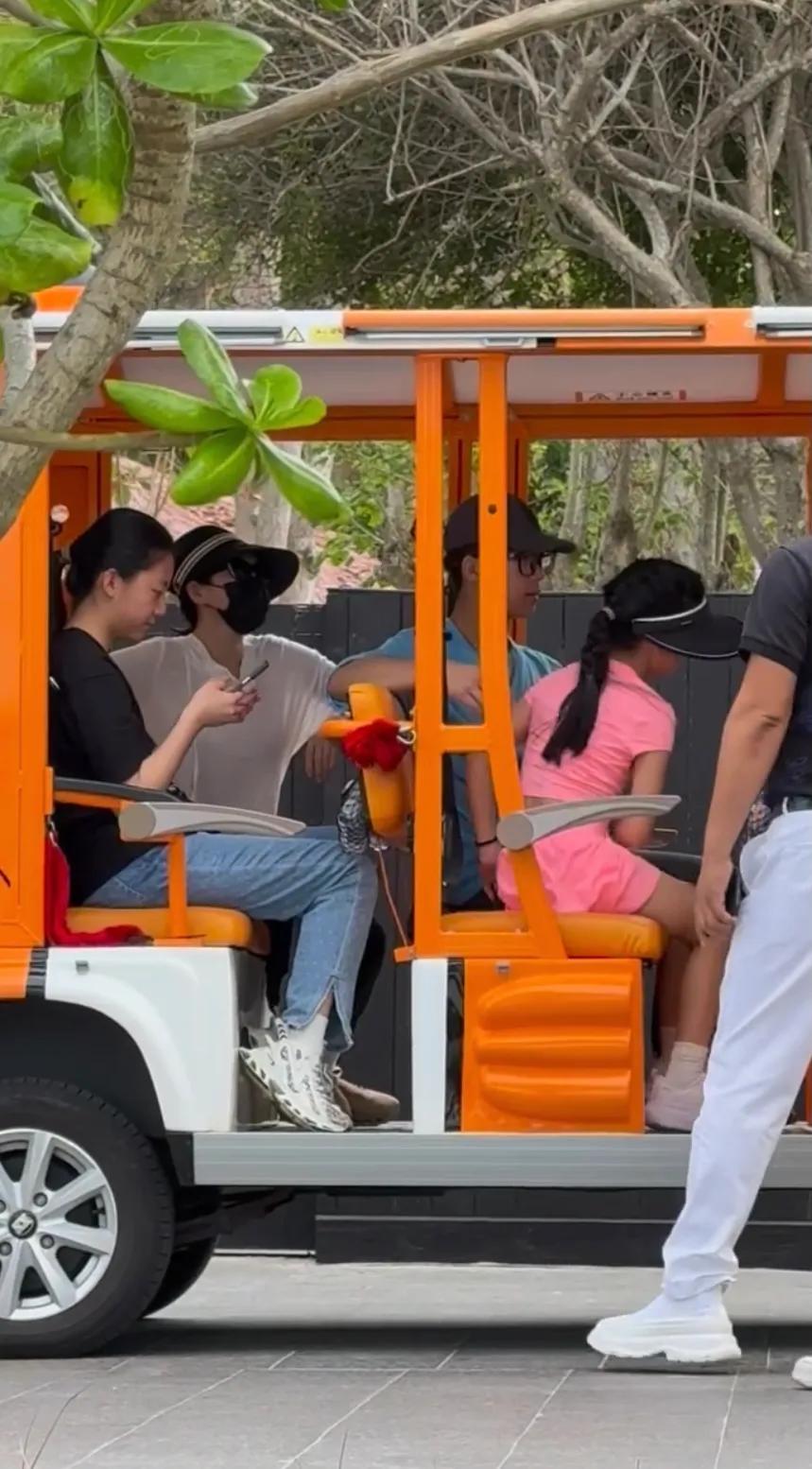 章子怡一家在海南三亚过年，醒醒长高了，哥哥章子男的儿子很帅气