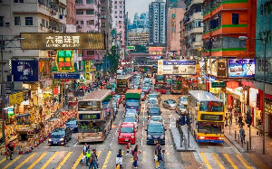 兄弟失散30年，弟弟成为千万富翁却骗哥哥说只是司机，隔天哥哥偷偷拿出两万块钱