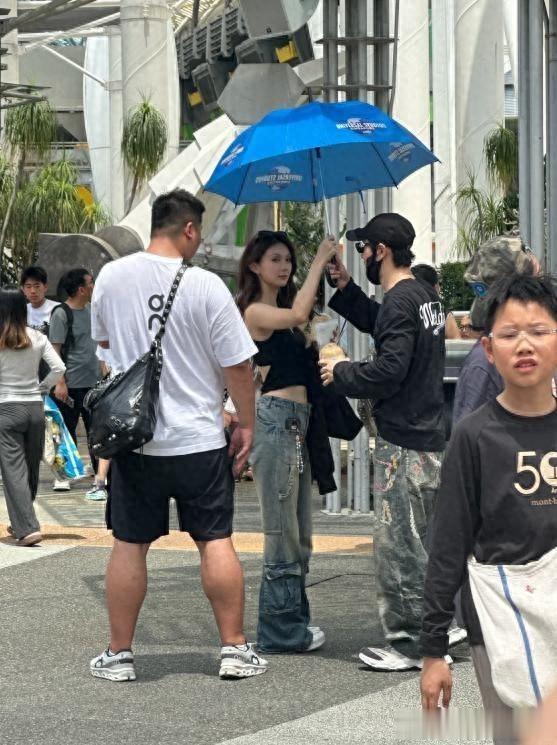 黄晓明新女友颜值曝光,五官立体,蜂腰翘臀,但依旧是整容脸