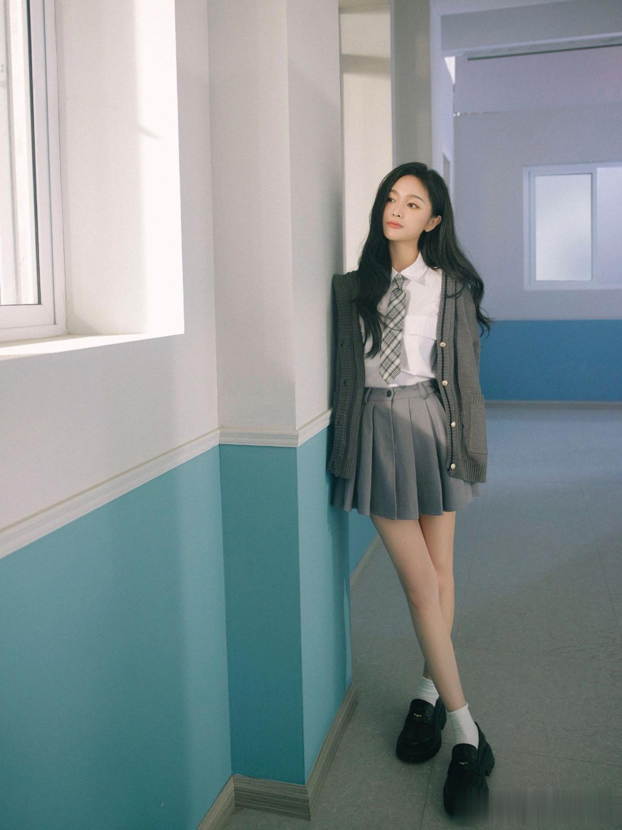 吴宣仪，校园学姐穿，白衬衣小灰裙，美腿白袜子，纯美可人。