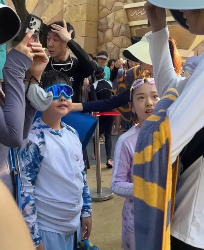 董璇佟丽娅两家三亚度假！小酒窝朵朵同坐泳圈摆pose，张维伊超帅