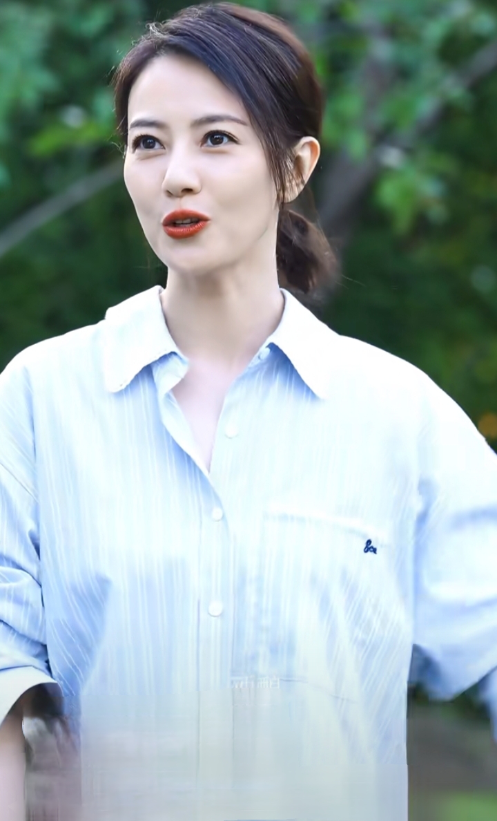 高圆圆春日营业照太惊艳，衬衫低马尾造型，气质清爽美貌依旧