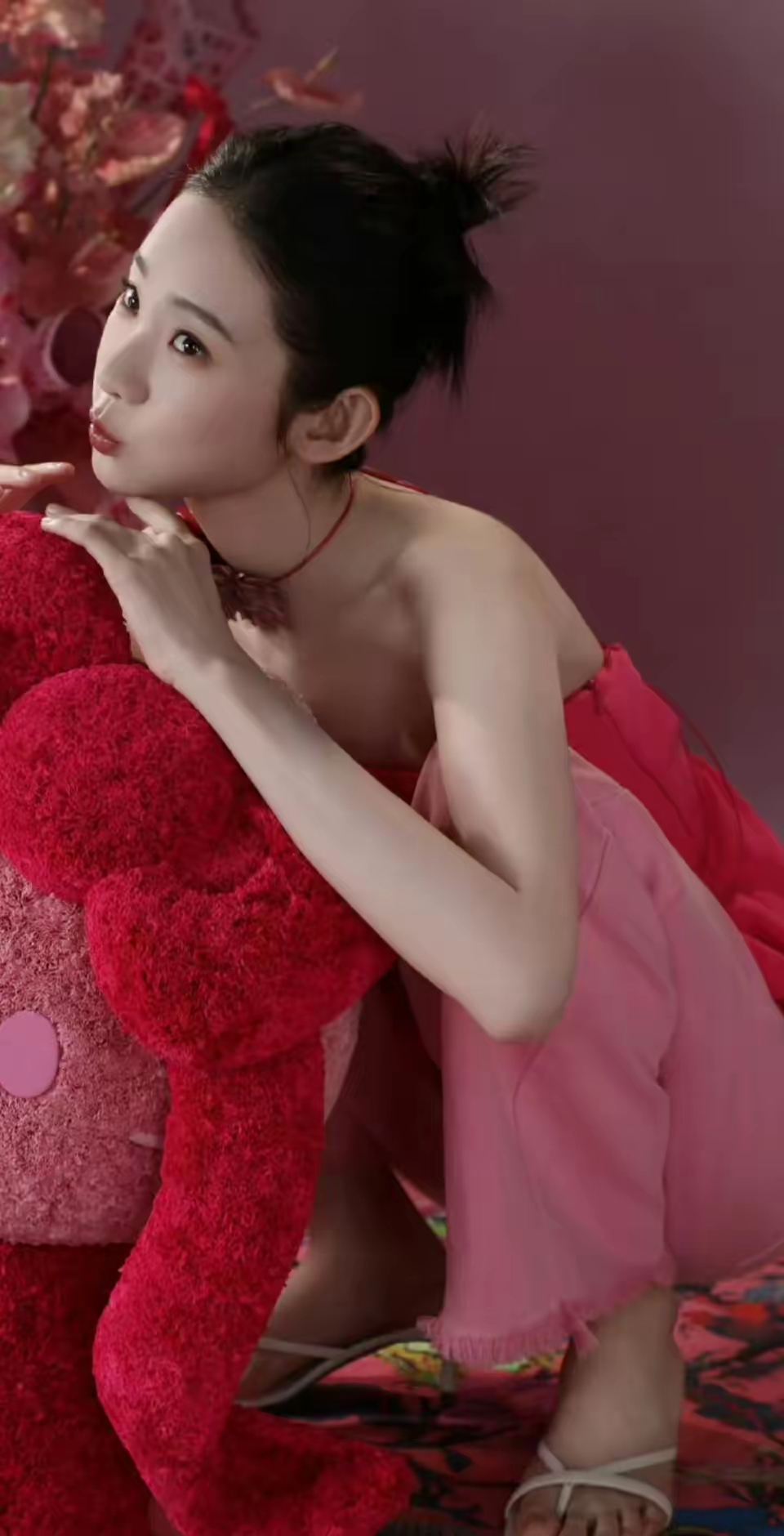 张艺凡红粉初夏穿搭，甜美氛围感直接张艺凡这组红粉造型太适合