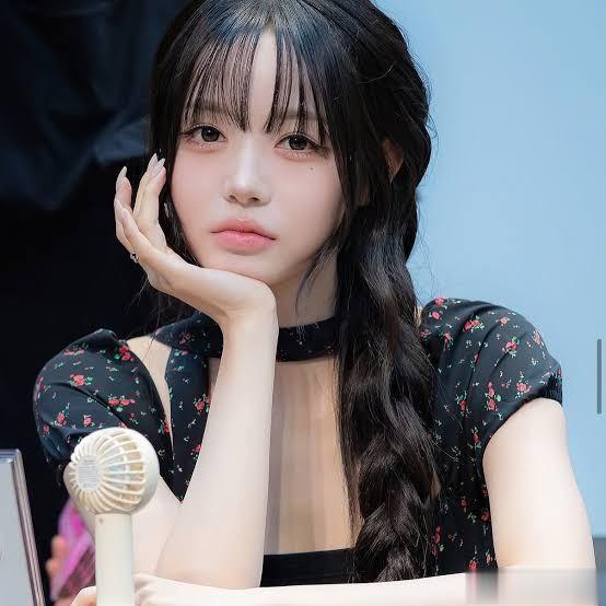 韩国女星瘦到皮包骨，同框对比照曝光，粉丝吓坏：快点送急诊