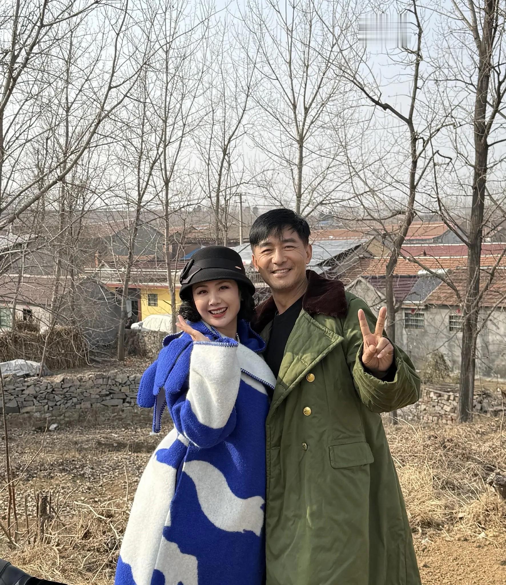 郭晓东穿军大衣回村程莉莎踩高跟逛田埂：这届明星回家土得有底气