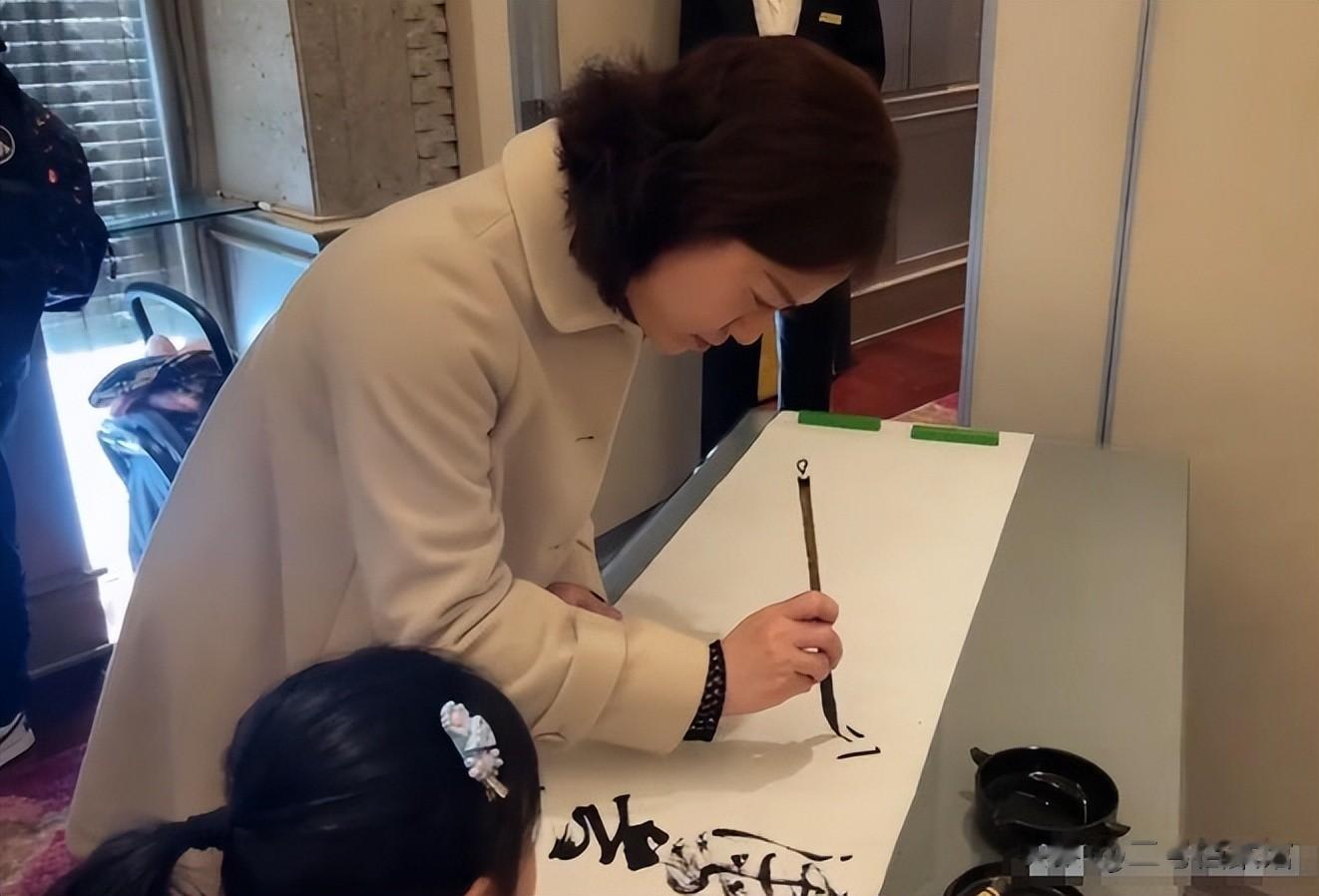 丧夫5月后，49岁翁帆官宣喜讯，恶心一幕出现 杨振宁“有苦难言”