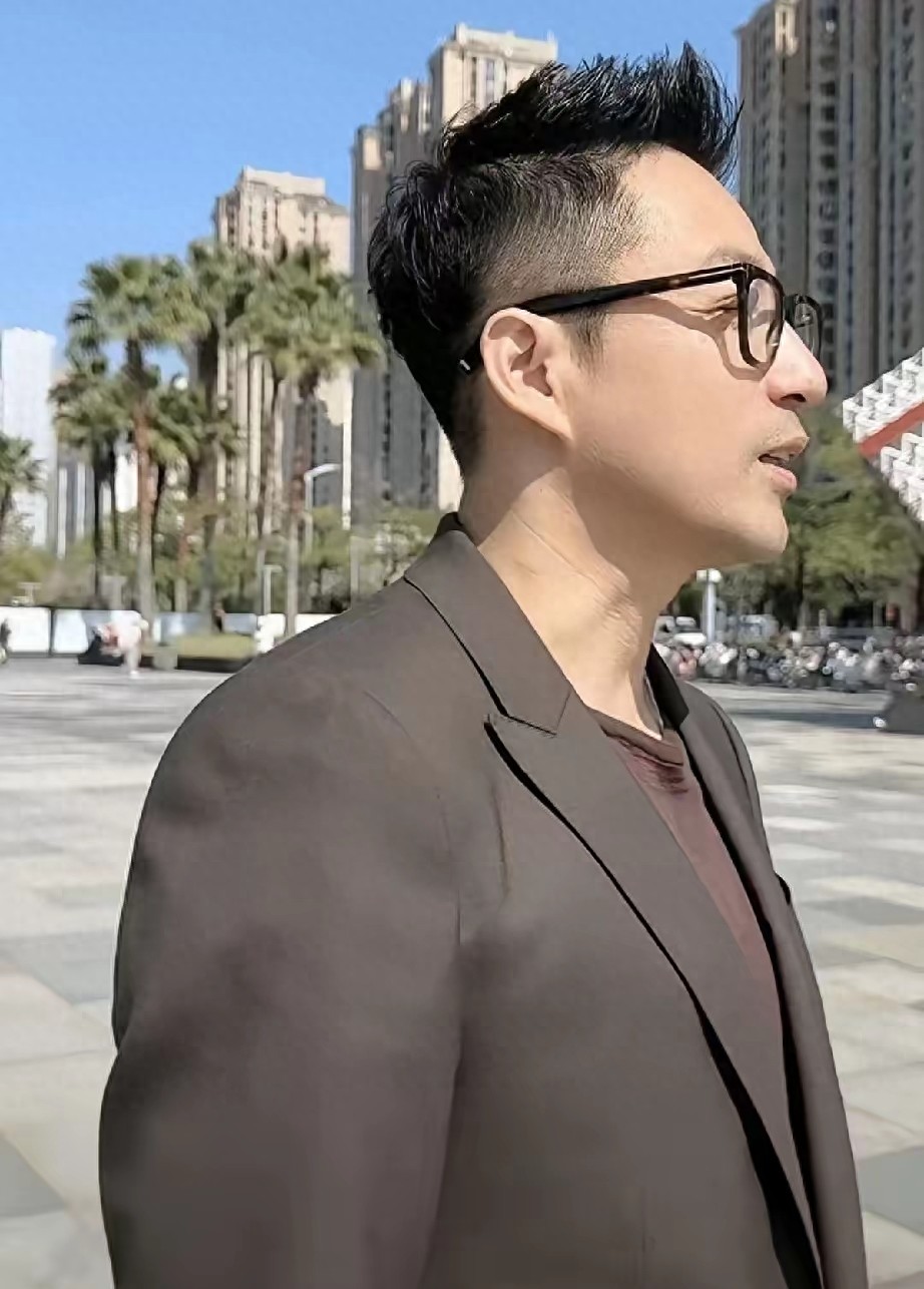 张兰不参加孙子满月宴 ，留北京带小王子，宴会场面老江湖心里门清