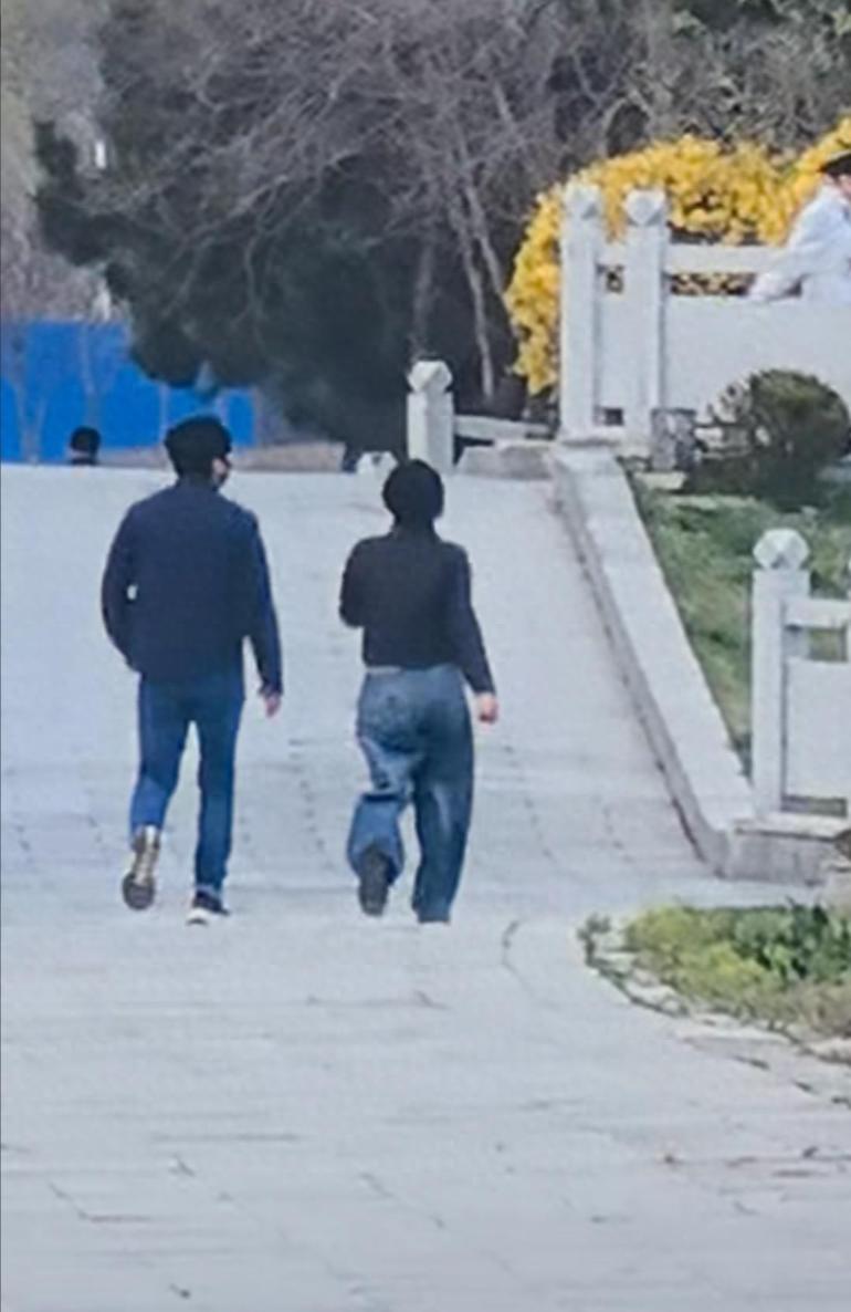 郭京飞夫妻俩被偶遇，穿搭朴素，鲍莉身材发福不少，比老公还要壮