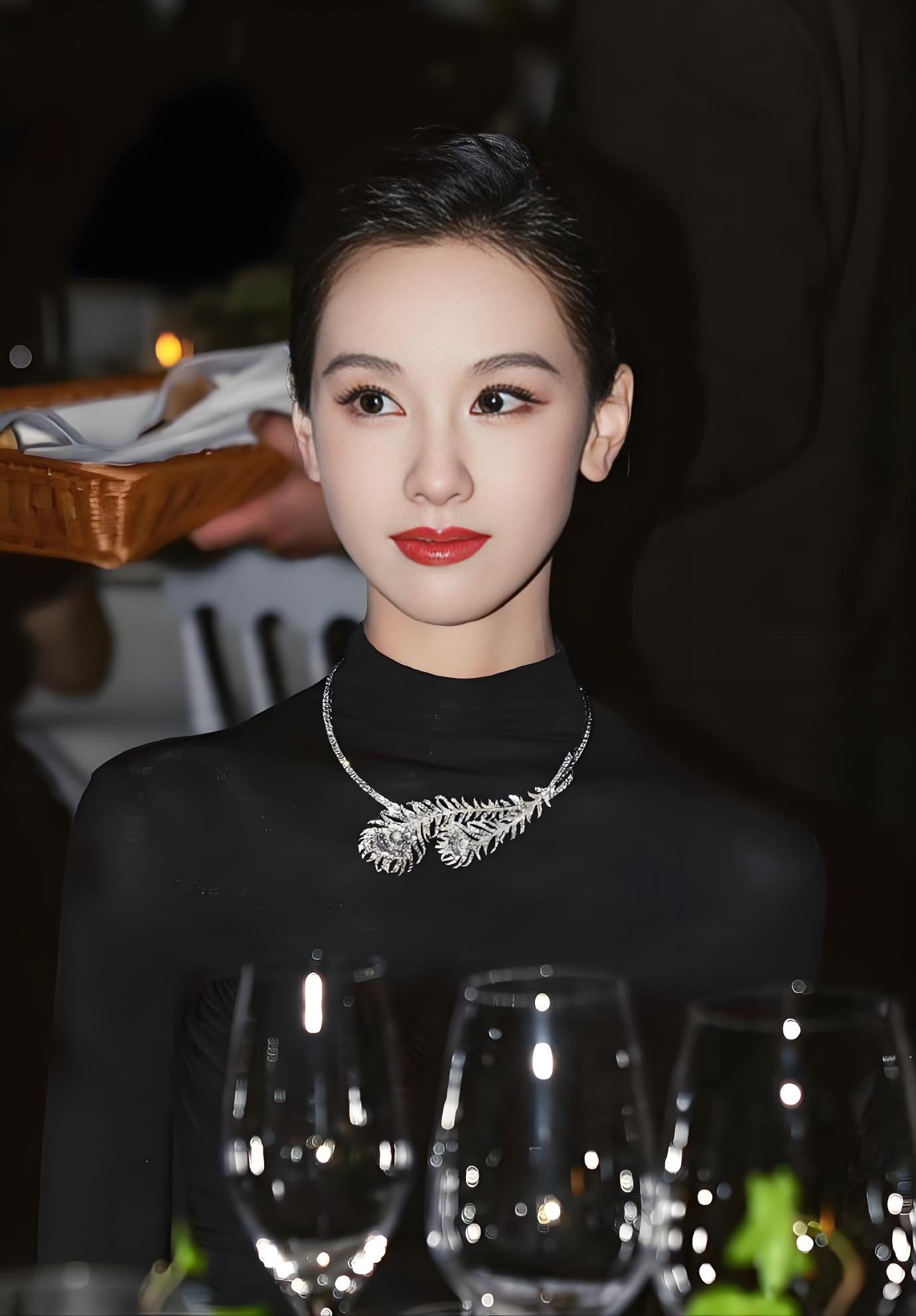 陈都灵上海珠宝活动亮相，穿一身黑闪耀全场，网友：黑天鹅上身！