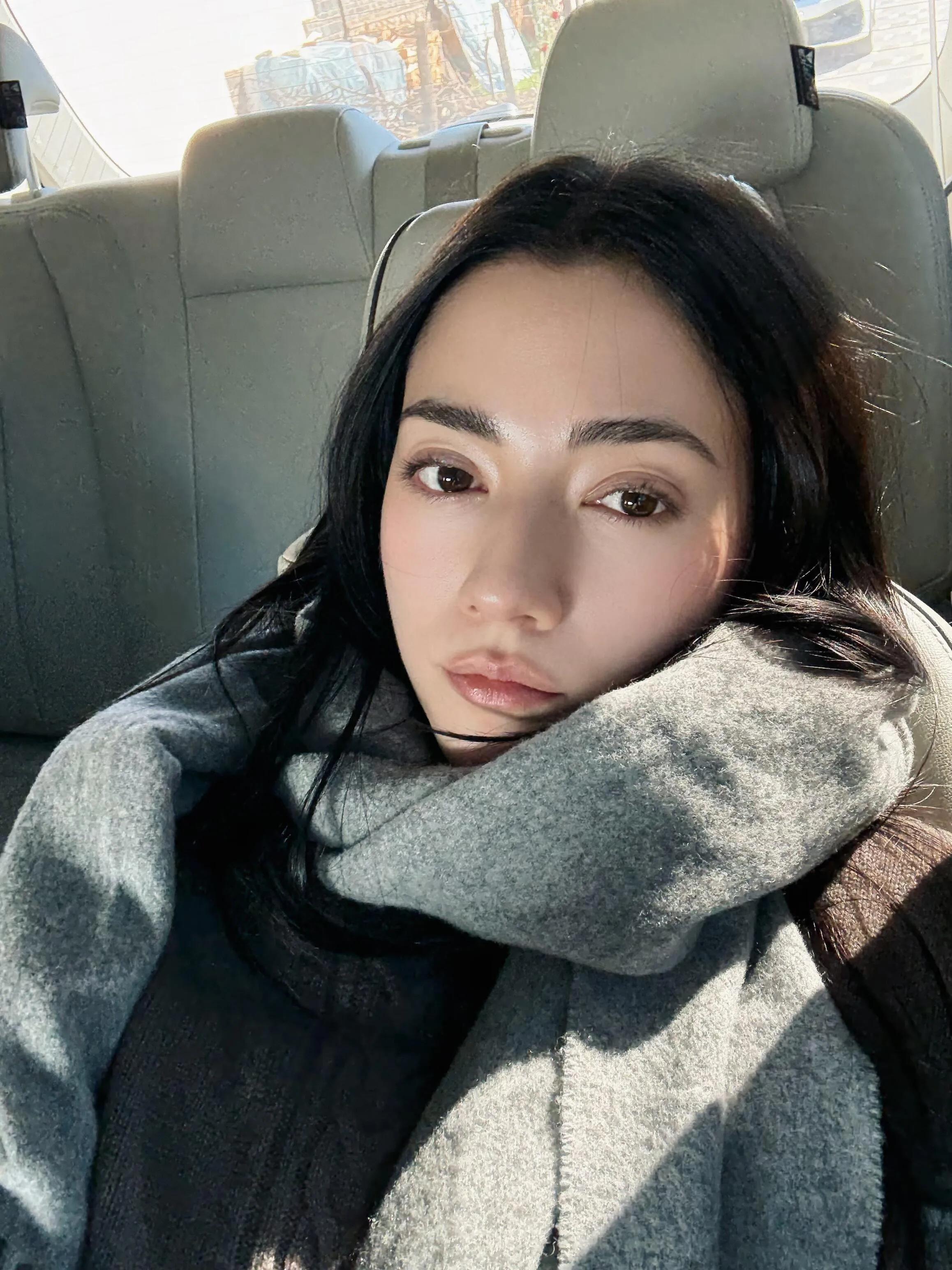 娜然晒她和霍启山在意大利旅行的照片，她单手托腮笑的很甜！