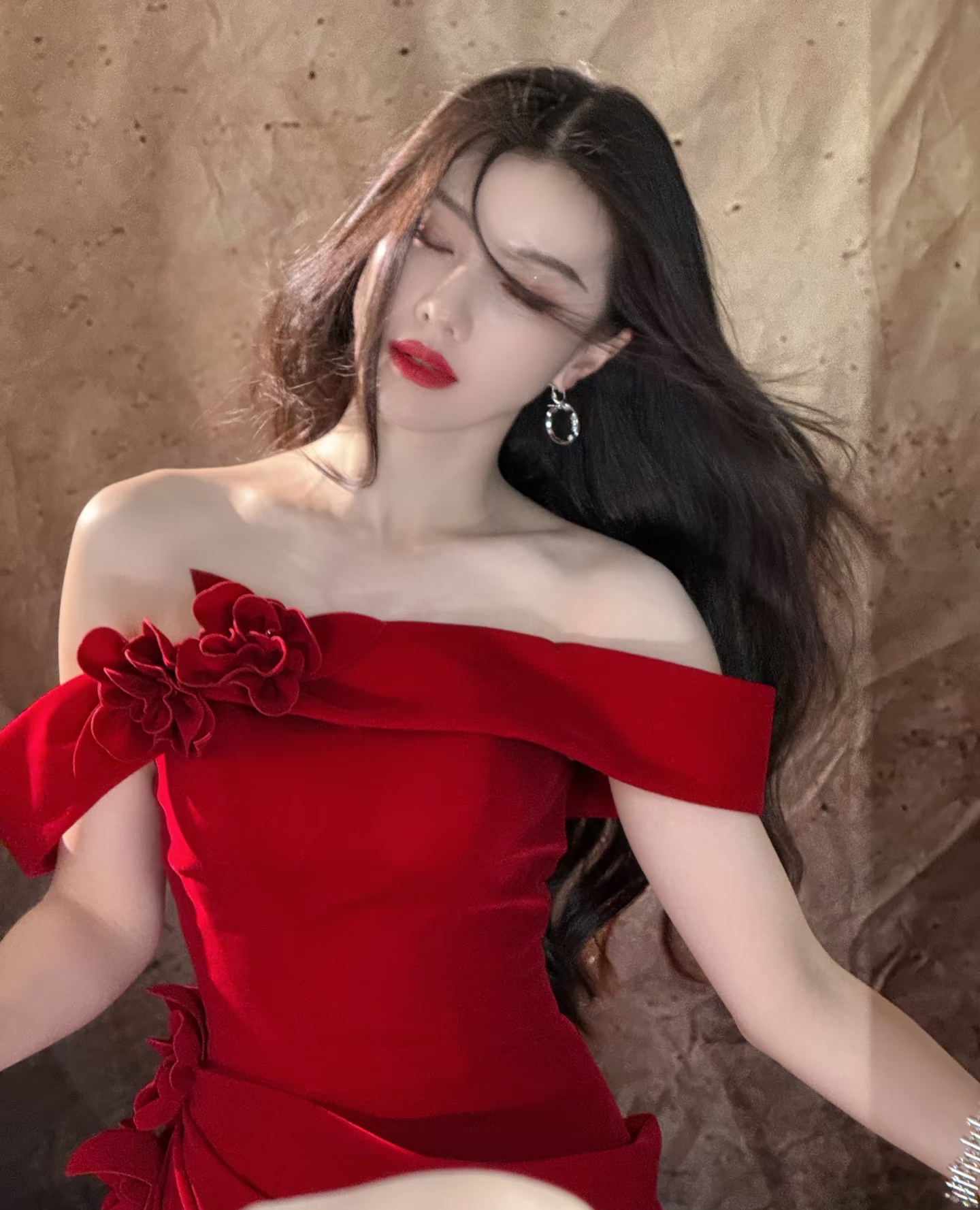 王鹤润分享美照，一袭红裙配微卷长发，美得好耀眼